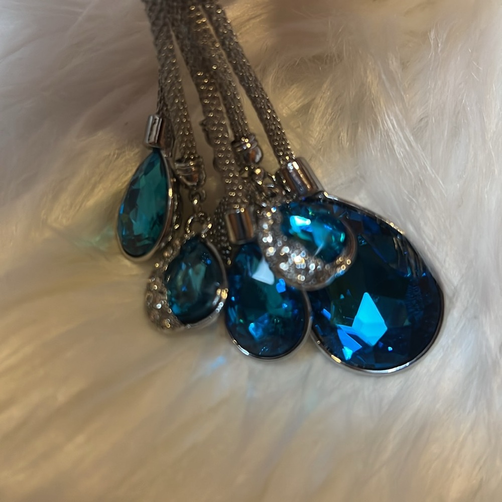 NEW💙🩶 elegant keychain - Picture 9 of 14